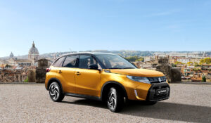 Suzuki Vitara FL w kolorze Solar Yellow Pearl Metallic × Cosmic Black Pearl Metallic