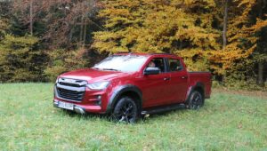 Isuzu D-Max w lesie