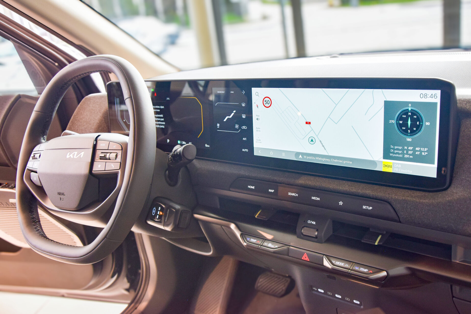 Deska rozdzielcza Kia EV2 w salonie Auto-Complex – wnętrze elektrycznego SUV-a z cyfrowym kokpitem i nowoczesnym systemem multimedialnym