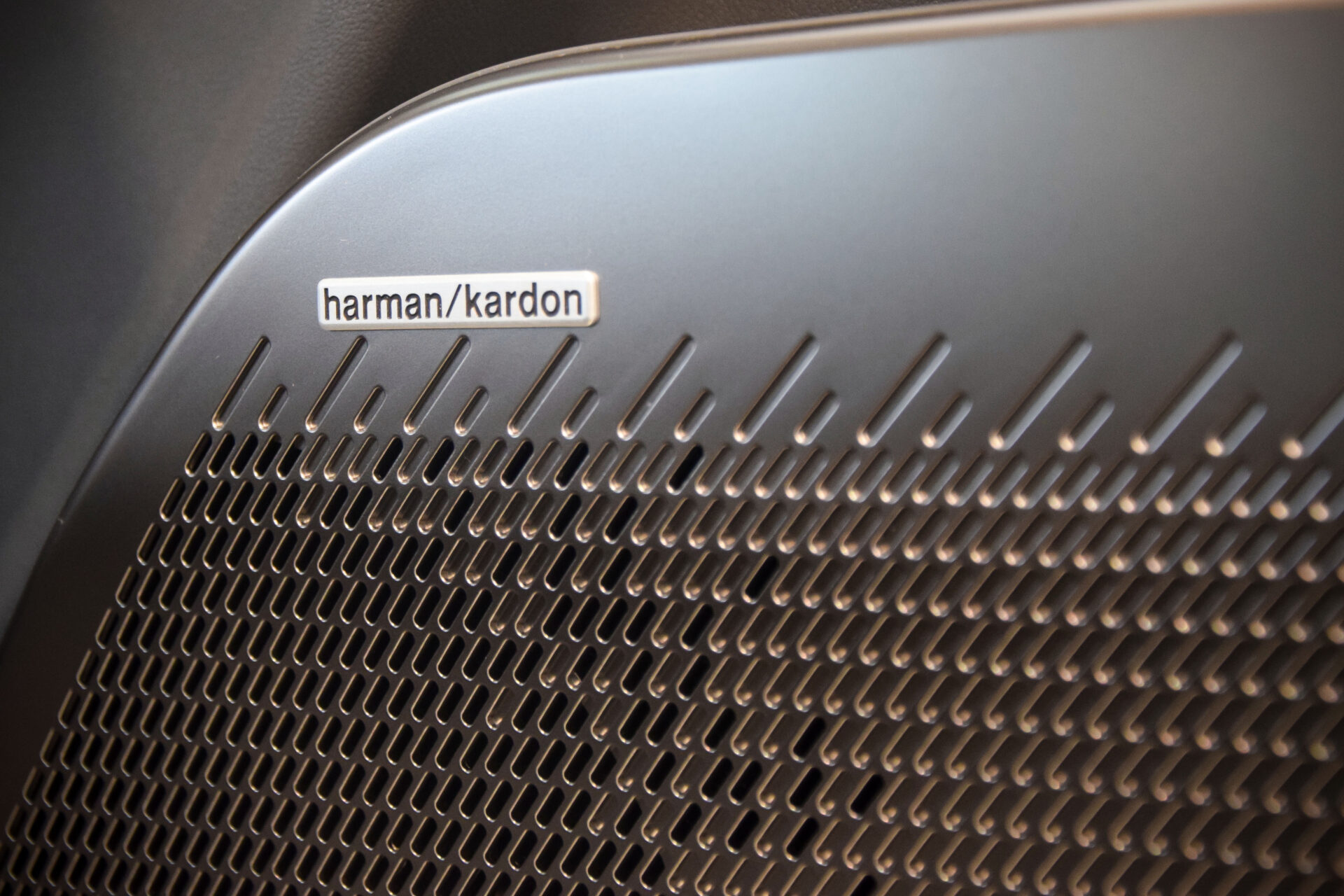 Logo Harman Kardon na drzwiach system audio premium