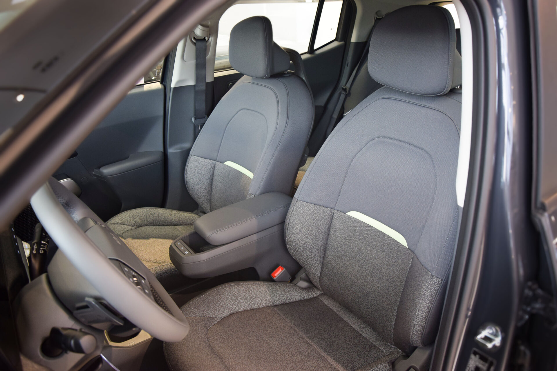 Przednie siedzenia Kia EV2 z ergonomicznym wykończeniem